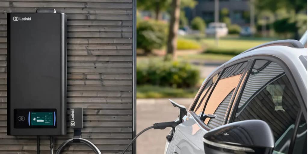 kaksisuuntainen latauslaite lataa autoa parkkipaikalla