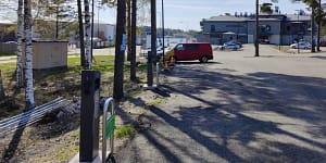 Kylpylähotellin monipuolinen ratkaisu sähköautojen perus- ja pikalataukseen