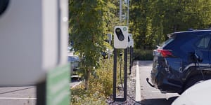 Pysäköintialueen remontin yhteydessä toteutettiin kattava latausinfra