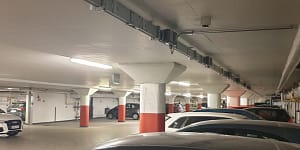 Taloyhtiön 450 autopaikan kattava latausjärjestelmä