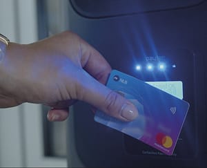 Näin maksat sähköajoneuvon latauksen helposti maksukortilla ilman rekisteröitymistä