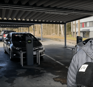 Yhteiskäytöllä toimiva kotilatausratkaisu taloyhtiöön