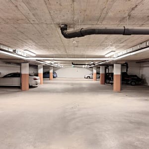 Case: Tulevaisuuden sähköautojen kasvava määrä ja niiden lataustarpeet on huomioitu Kaarinan kolmessa taloyhtiössä